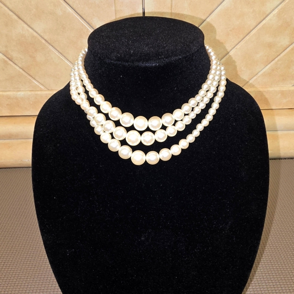 White Multi-Strand Pearl Necklace with Layered Design
